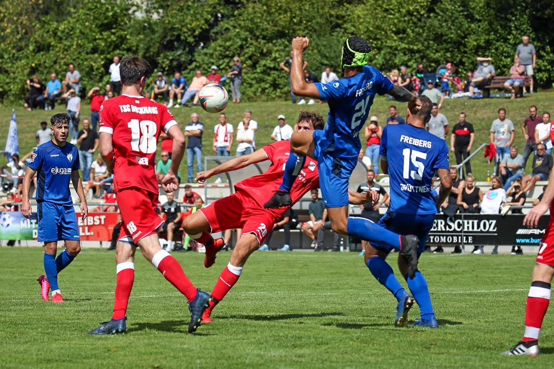 Am Ende sogar am Dreier geschnuppert Spannender Schlagabtausch in den Etzwiesen: Hier wird Marc Bitzer noch gestoppt, später köpft der TSG-Innenverteidiger in seinem ersten Punktspiel für die Roten das verdiente 1:1. Foto: A. Becher