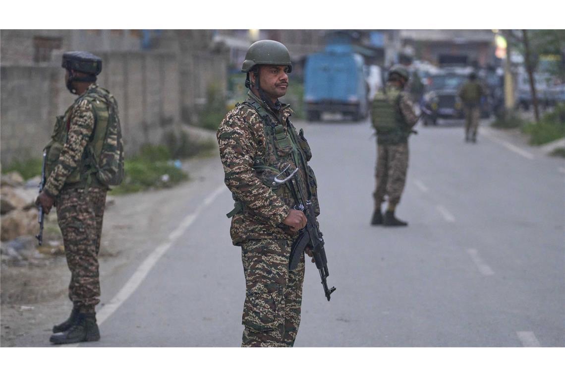 Pakistans Premier kündigt Reaktion an – Sorge vor Eskalation Spannungen zwischen Indien und Pakistan.