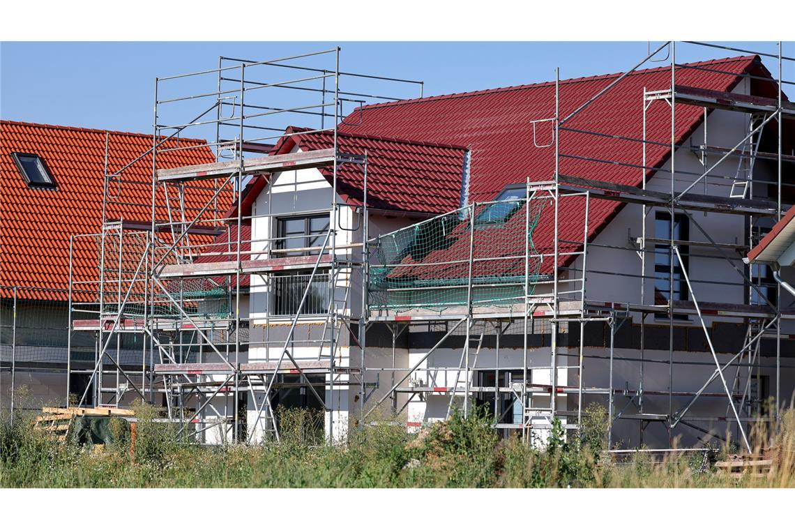 Umfrage: Bürger sparen seltener für die eigene Wohnung Sparen fürs Wohneigentum lohnt sich aus Sicht vieler Verbraucher immer weniger. (Archivbild)