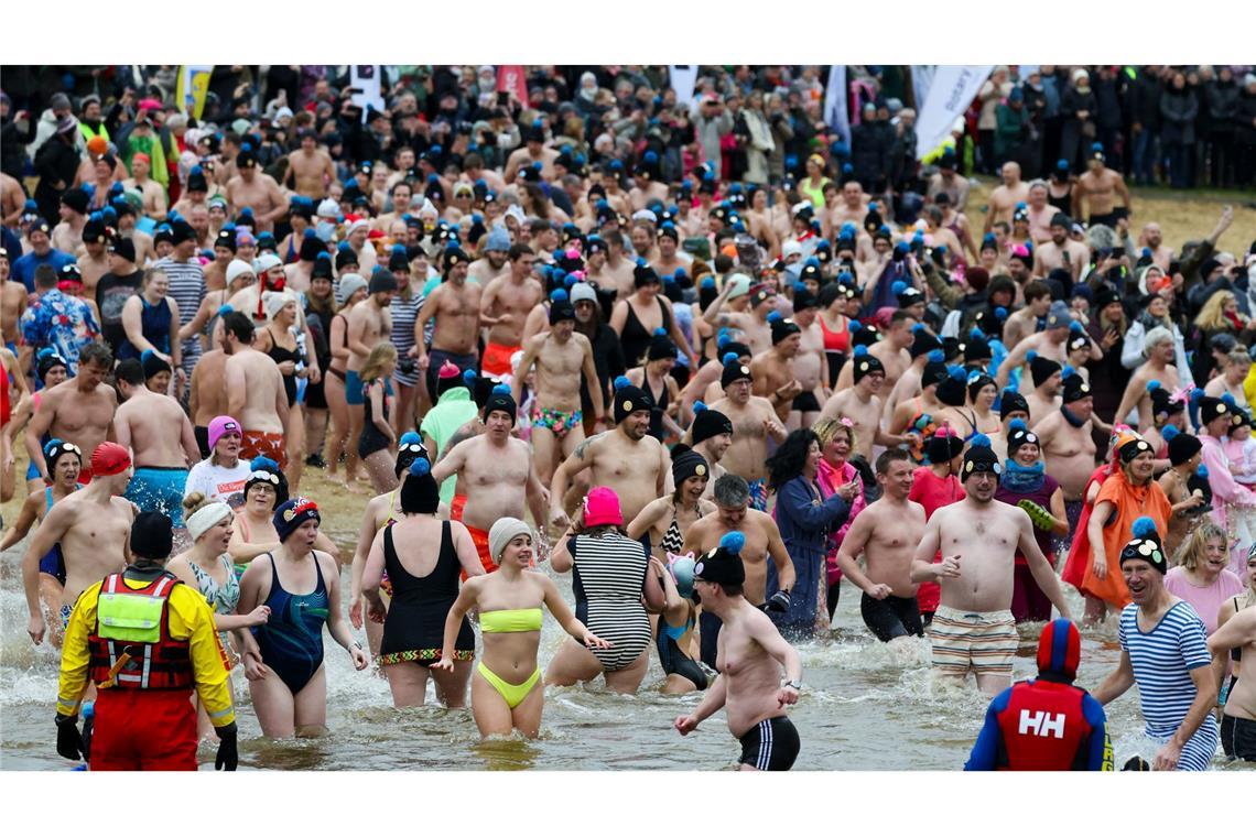Bilder des Tages Spaß beim Neujahrsschwimmen im Halterner Stausee