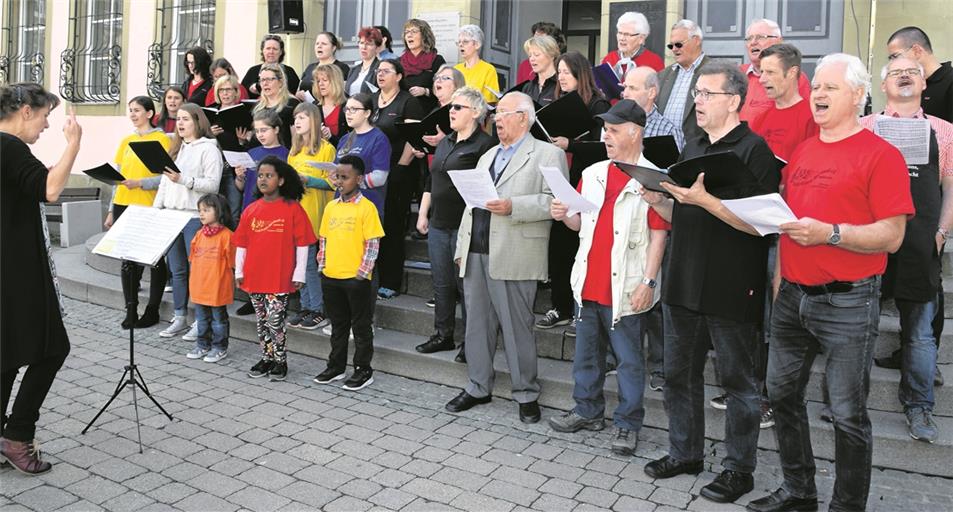 Spaß beim Singen hatten sowohl die Erwachsenen als auch die Kinder. Foto: E. Klaper
