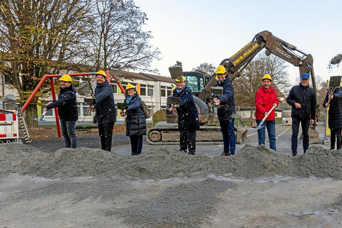 Spatenstich im Stadtgarten: Zum offiziellen Baubeginn der neuen Murrhardter Turnhalle lassen die Ehrengäste symbolisch den Sand fliegen. Fotos: A. Becher