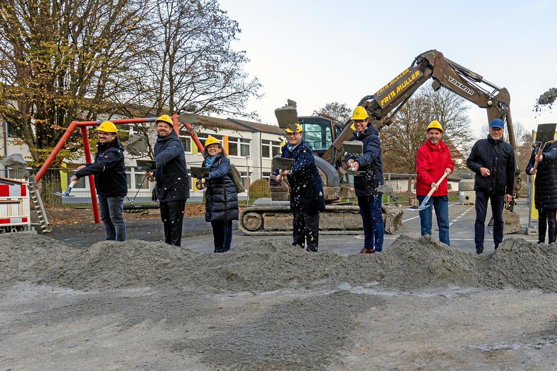Das größte Projekt der letzten zehn Jahre Spatenstich im Stadtgarten: Zum offiziellen Baubeginn der neuen Murrhardter Turnhalle lassen die Ehrengäste symbolisch den Sand fliegen. Fotos: A. Becher