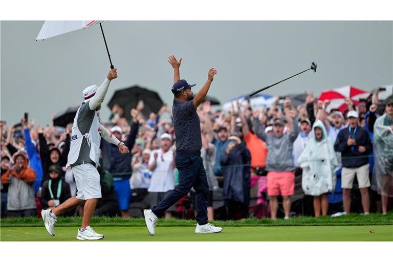 Spaun jubelt nach dem 20-Meter-Putt zum Sieg.