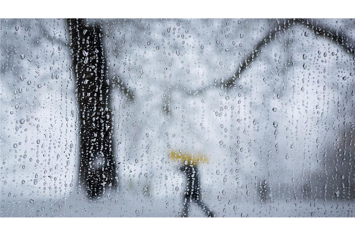 Bilder des Tages Spaziergang im Schnee, gesehen durch ein mit Wassertropfen bedecktes Busfenster