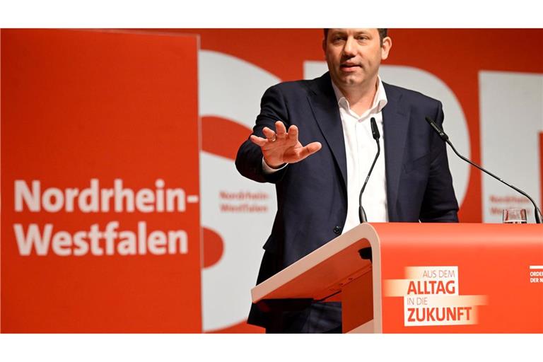 SPD-Bundesparteichef Lars Klingbeil weht von der nordrhein-westfälischen Basis ein scharfer Wind entgegen.