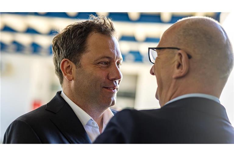 SPD-Chef Lars Klingbeil dringt auf die Prüfung eines AfD-Verbotsverfahrens. Hier im Gespräch mit Dietmar Woidke (r), Brandenburgs Ministerpräsident und SPD-Landesvorsitzender.