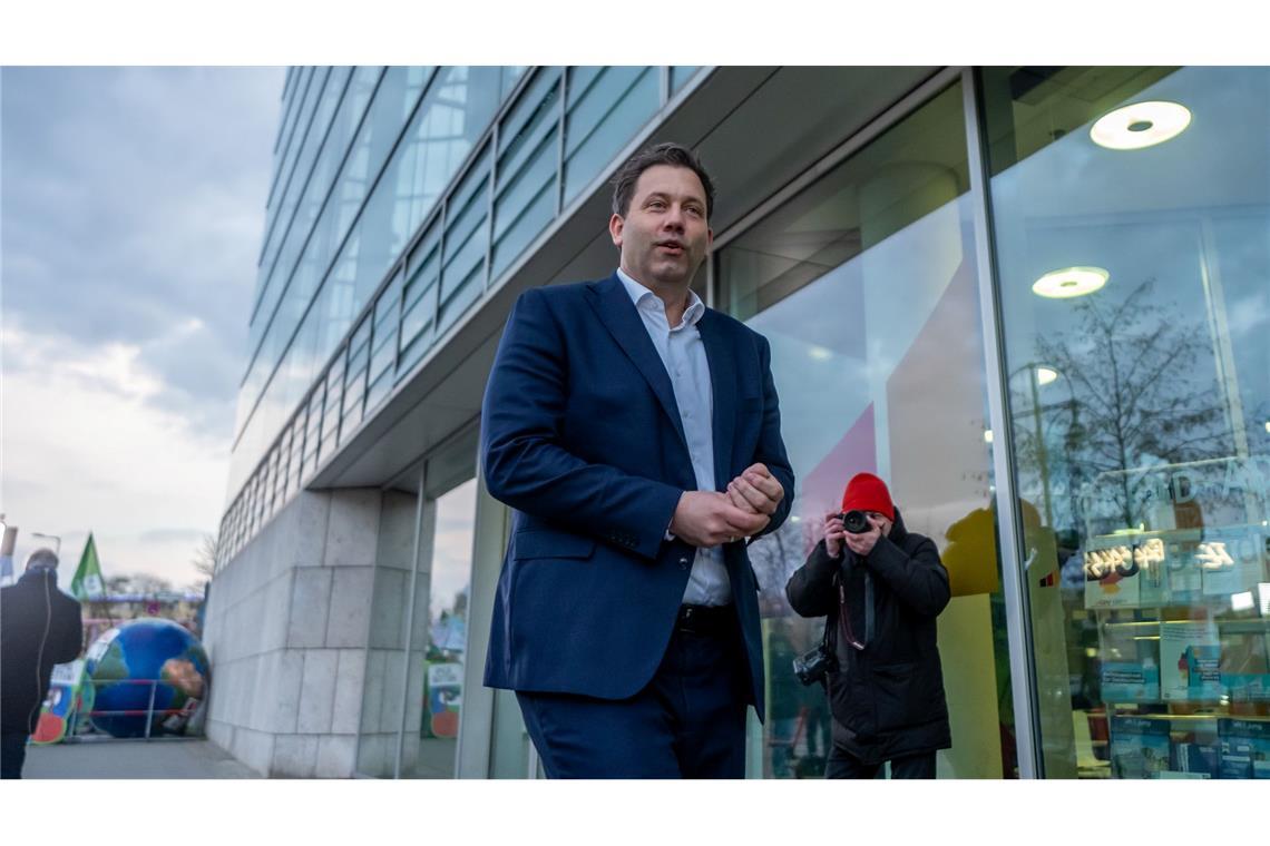 Union und SPD starten Koalitionsverhandlungen SPD-Chef Lars Klingbeil leitet zusammen mit der Co-Vorsitzenden Saskia Esken die Verhandlungen für die SPD.