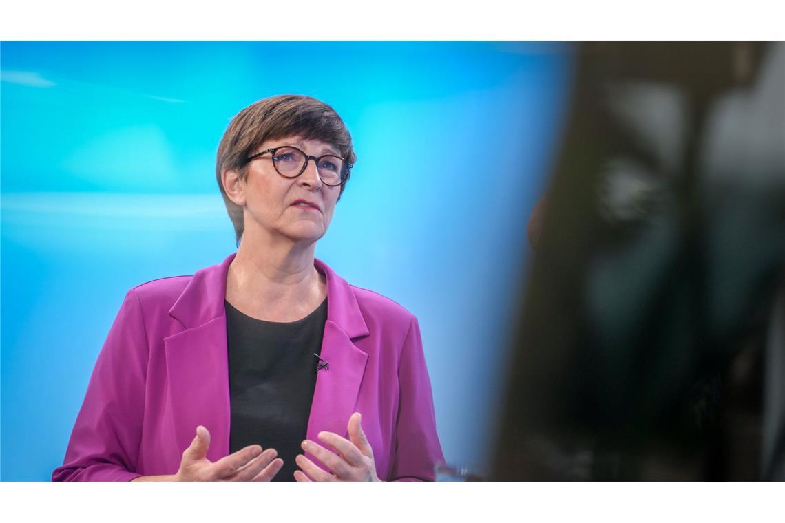 Esken verteidigt TV-Duell von Scholz und Merz SPD-Chefin Esken verteidigt die Entscheidung von ARD und ZDF. (Archivbild)