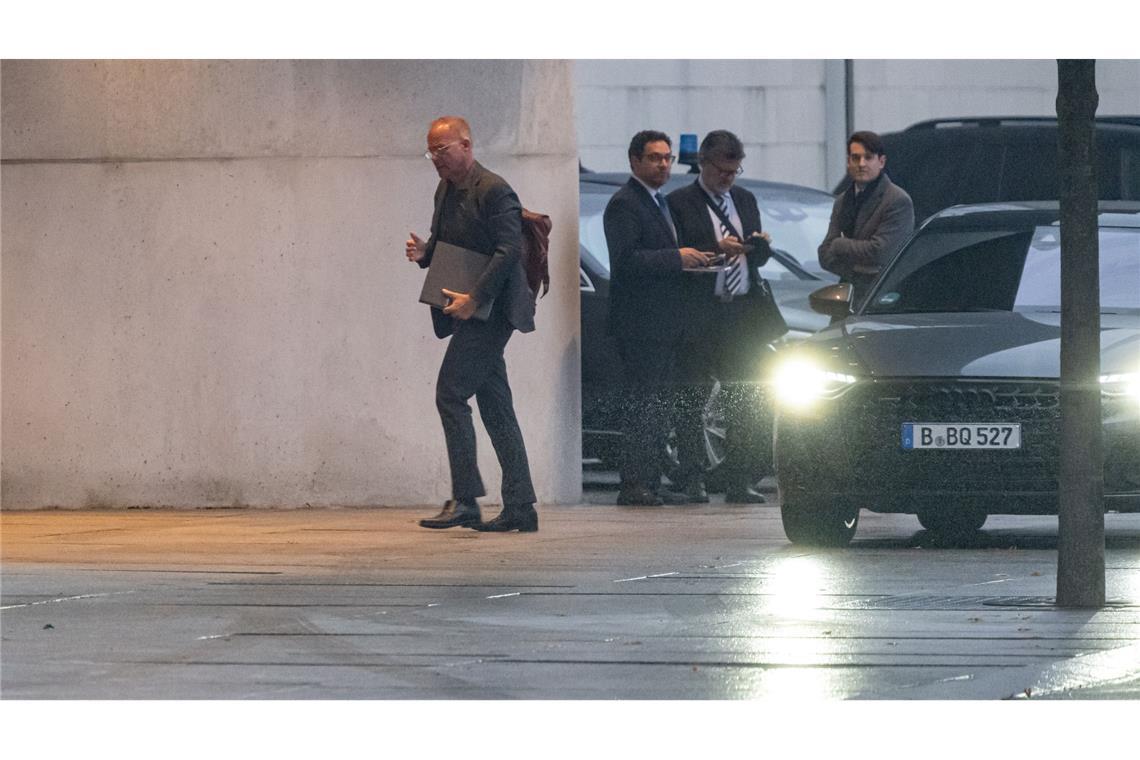 Koalitionstreffen beendet - Warten auf Ergebnisse SPD-Fraktionschef Matthias Miersch hat auf dem Weg ins Kanzleramt Unterlagen dabei.