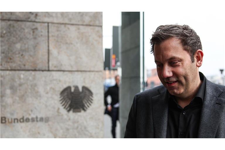 SPD-Fraktionsvorsitzender Lars Klingbeil auf dem Weg zu einem Sondierungsgespräch mit der Union um Friedrich Merz.