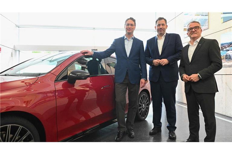 SPD-Parteichef Lars Klingbeil zwischen Mercedes-Chef Ola Källenius (links) und dem Betriebsratsvorsitzenden Ergun Lümali beim Besuch in Sindelfingen.