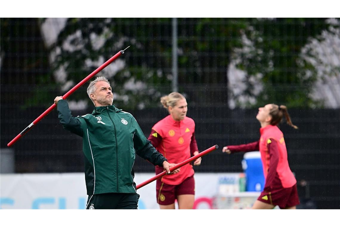 Bilder des Tages Speerwurf geht auch: Bundestrainer Christian Wück zeigt beim Training der deutschen Frauen vor dem EM-Viertelfinale gegen Frankreich, dass er nicht nur Fußball kann.