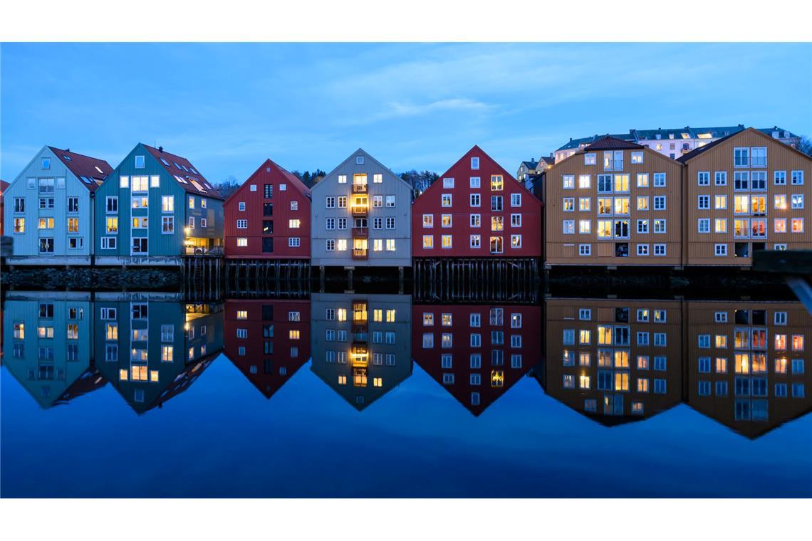 Bilder des Tages Speicherhäuser am Fluss Nidelva in Trondheim.