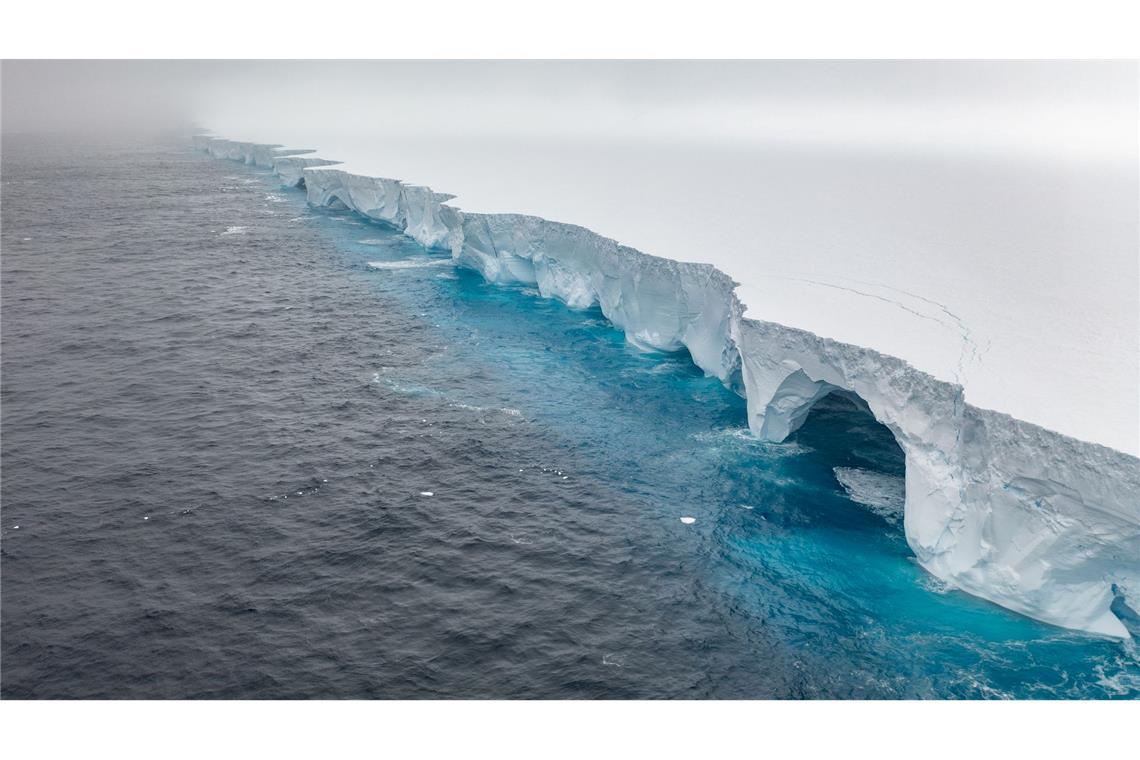 Antarktis-Forscher werfen Kollegen Übergriffe vor Spektakuläre Bilder vom derzeit weltweit größten Eisberg zeigen, wie Erosion riesige Bögen und höhlenartige Vertiefungen in den Koloss gemeißelt hat.