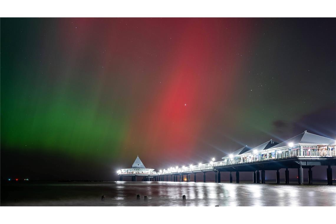Warum und wo tauchen Polarlichter auf Spektakuläre Polarlichter Aurora borealis Nordlichter über der Ostsee am Strand des Seebads Heringsdorf auf der Insel Usedom in Mecklenburg Vorpommern.