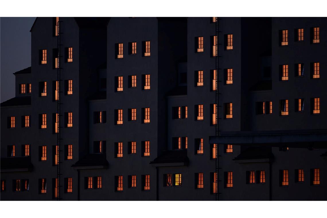 Bilder des Tages Spektakuläres Morgenrot spiegelt sich im Maritim Hotel in Dresden