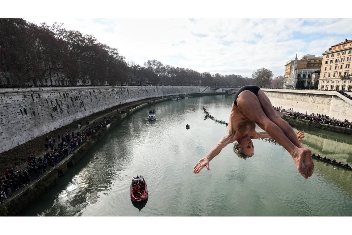 Spektakuläres Neujahrsspringen in den Tiber in Rom