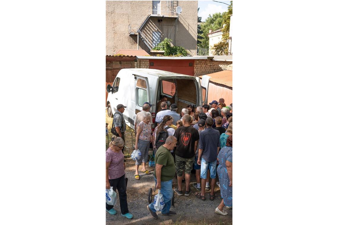 Zwei Wochen Luftalarm Spendenausgabe in Isjum. Über hundert Menschen warten auf ein Paket mit Seife, Waschmittel, Toilettenpapier und Zahnpasta.