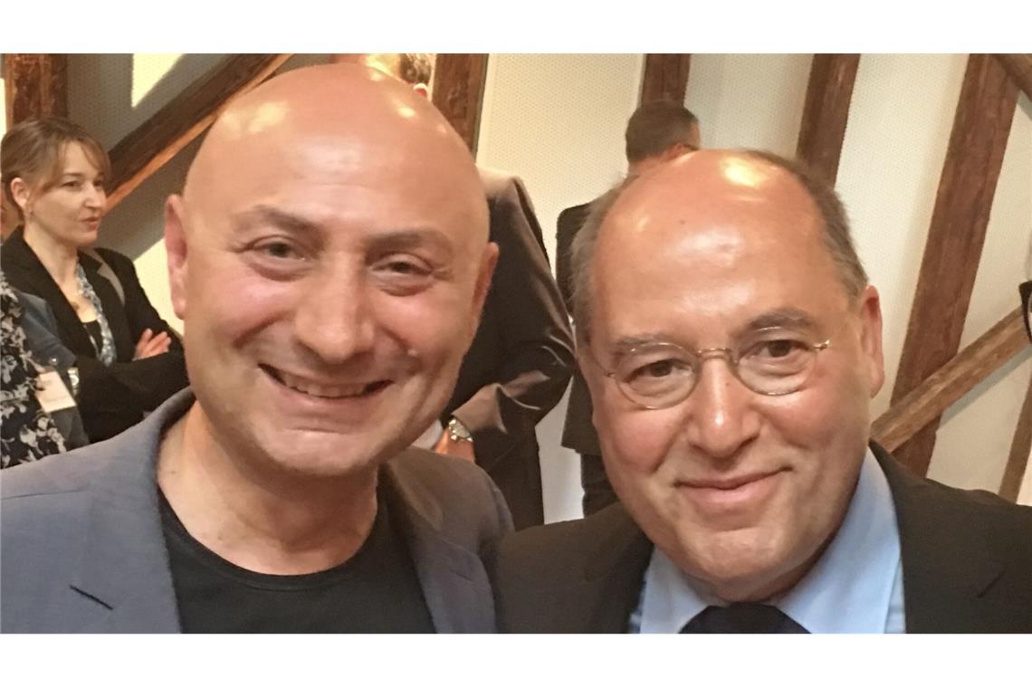300 000 Euro – die Linke kassiert die höchste Spende in ihrer Geschichte Spender Niko Fostiropoulos (links) mit Gregor Gysi