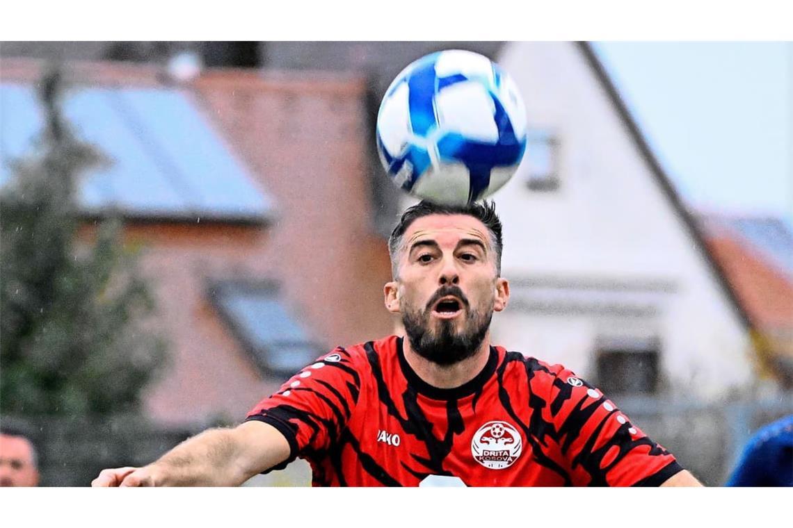 Spetim Muzliukaj, Spielertrainer bei Drita Kosova Kornwestheim brachte die Kugel auch nicht im Tor unter und scheiterte mit einem Kopfball.