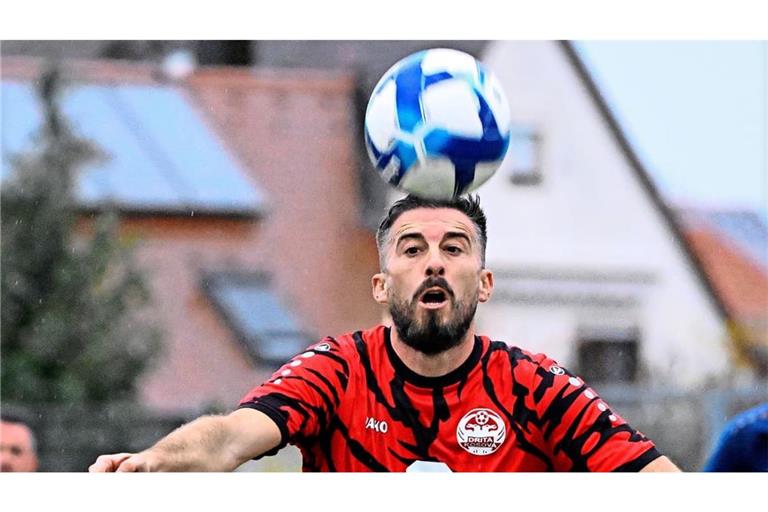 Spetim Muzliukaj, Spielertrainer bei Drita Kosova Kornwestheim brachte die Kugel auch nicht im Tor unter und scheiterte mit einem Kopfball.