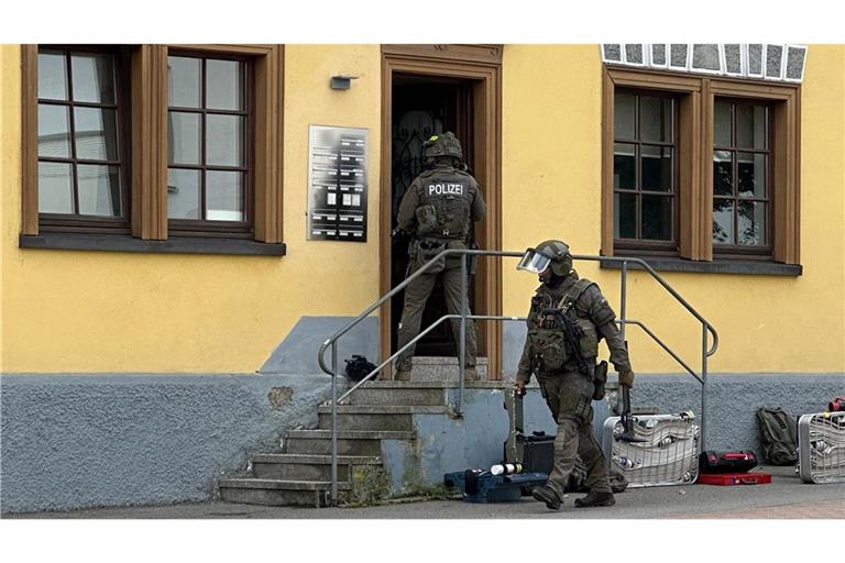 Spezialeinsatzkräfte der Polizei sind an einem Haus im Einsatz.