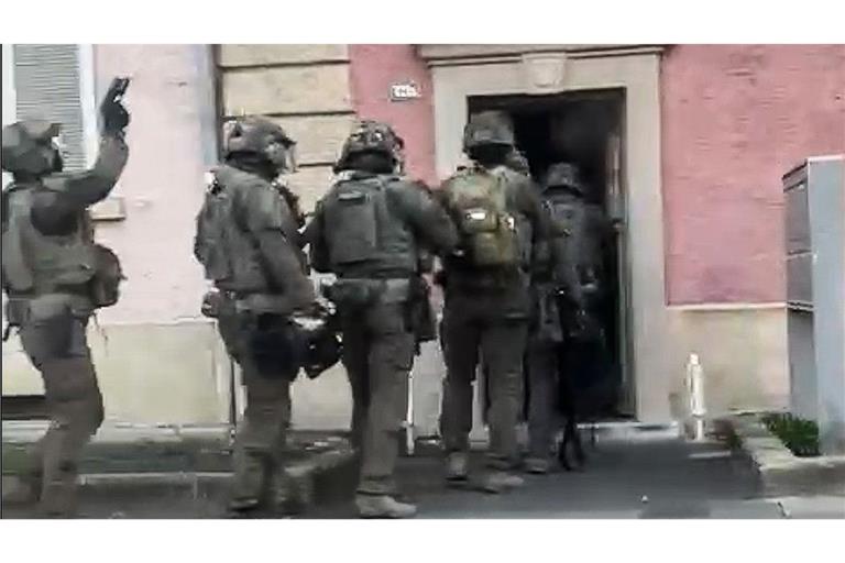 Spezialkräfte der Polizei bei der Durchsuchung der Wohnung in Ludwigshafen, in der Alexander S. gelebt haben soll.