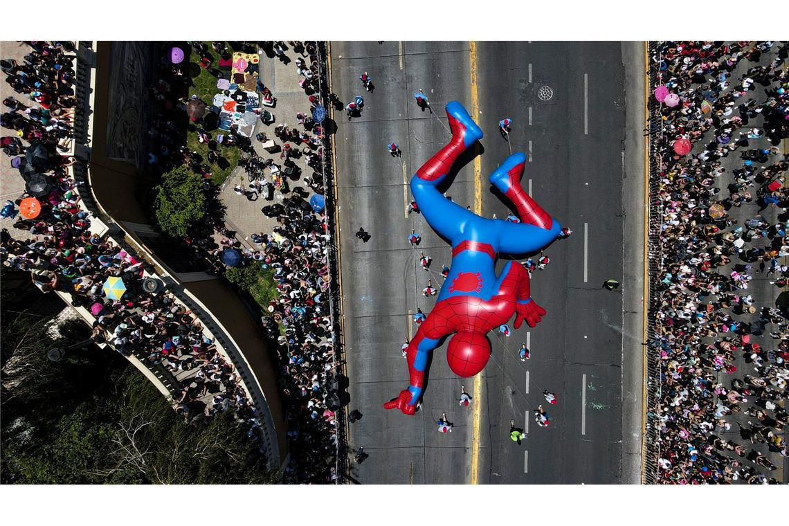 Bilder des Tages Spiderman bei Weihnachtsparade in Chile