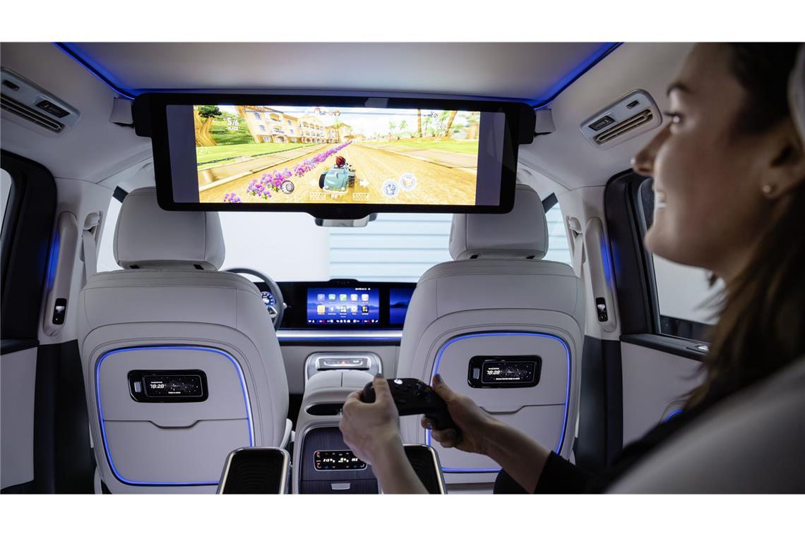 Spiele zocken oder Filme schauen? Wer sich das Zusatzpaket leisten möchte, kann das im neuen Mercedes VLE auch von der Rückbank aus.