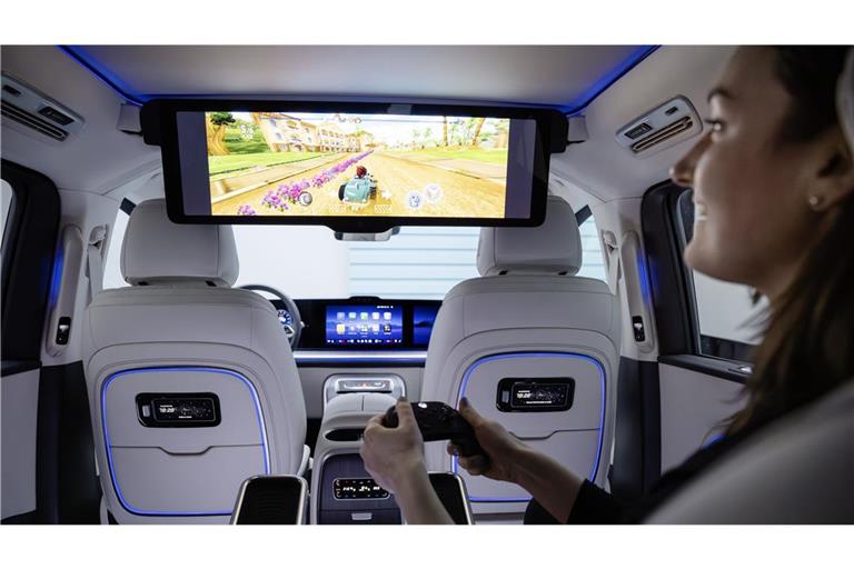 Spiele zocken oder Filme schauen? Wer sich das Zusatzpaket leisten möchte, kann das im neuen Mercedes VLE auch von der Rückbank aus.