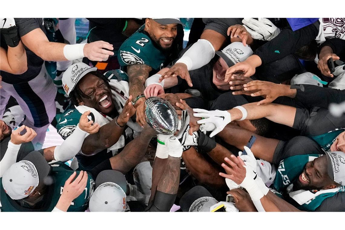 Bilder des Tages Spieler der Philadelphia Eagles feiern mit der Vince Lombardi Trophy nach dem Sieg im Super Bowl.