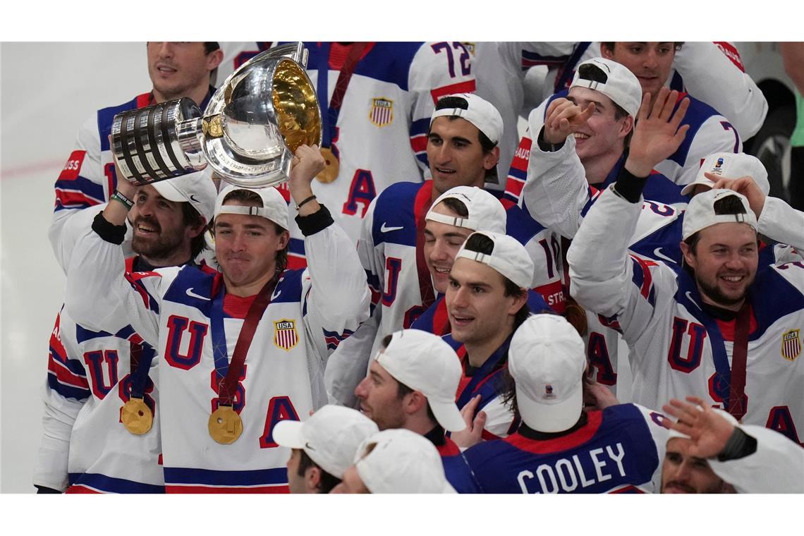 Bilder des Tages Spieler des Teams USA feiern nach dem Sieg im Endspiel der Eishockey-WM. Die USA sind erstmals seit 1933 wieder Eishockey-Weltmeister.