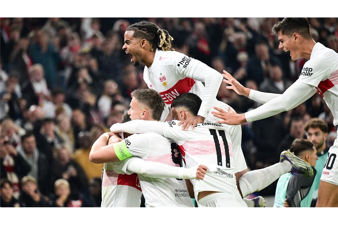 Spieler des VfB Stuttgart jubeln über den Treffer zum 1:0 gegen Celta Vigo in der Europa League.