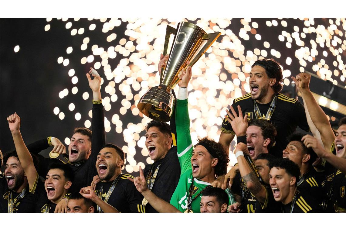 Spieler und Betreuer aus Mexiko feiern nach dem Sieg im CONCACAF-Gold Cup-Spiel gegen USA