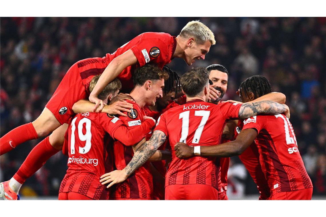 Spieler von Freiburg feiern den Treffer zum 2:0 gegen den FC Basel während der Europa League.