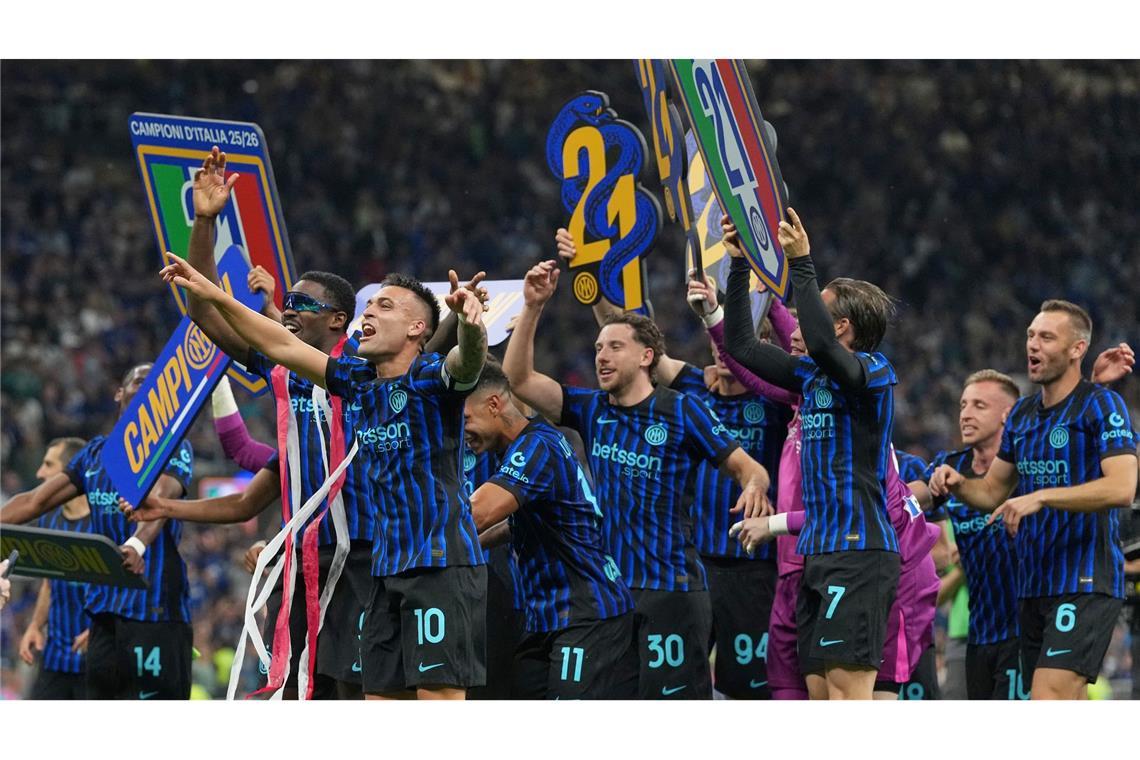 Spieler von Inter Mailand feiern den Gewinn ihrer 21. Meisterschaft.