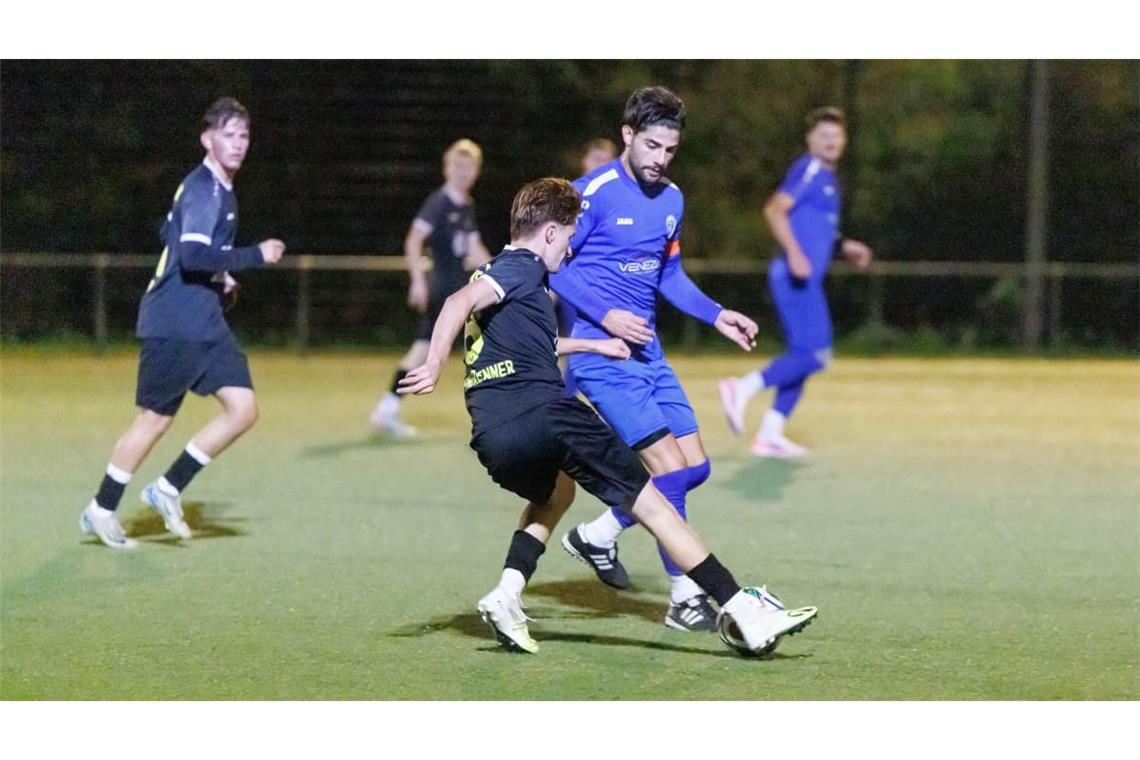 Spielerisch zeigte die SpVgg Aidlingen (in Schwarz) keinen schlechten Auftritt, aber der TSV Schönaich (in Blau) zog ihr den Stecker.