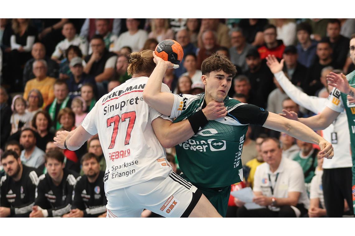 Nicht schön, aber spannend – Frisch Auf siegt im Abstiegskrimi Spielmacher Elias Newel musste den verletzten Ludvig Hallbäck ersetzen – und machte das sehr gut.