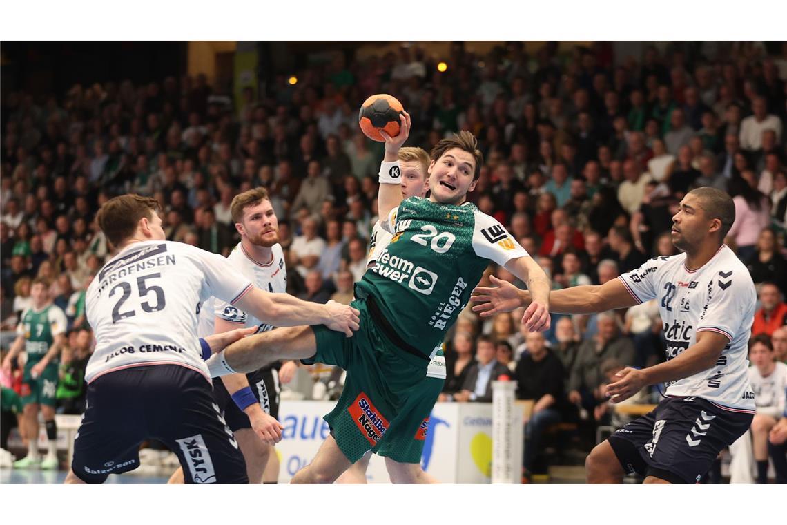 Enttäuschung trotz Punktgewinn im Handballkrimi Spielmacher Ludvig Hallbäck zeigte sich dynamisch und treffsicher.