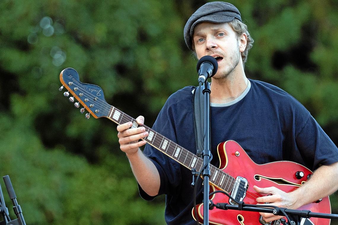 „Momentan“ bei den Wellingtonien Spielte zum musikalischen Auftakt sieben Songs: Matthew Austin aus Manchester, England.