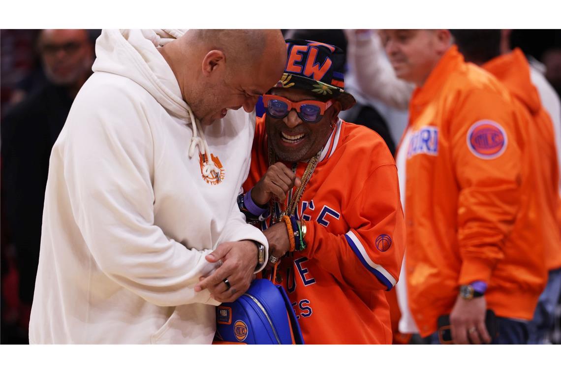 Spike Lee (r) begrüßt Rick Brunson.