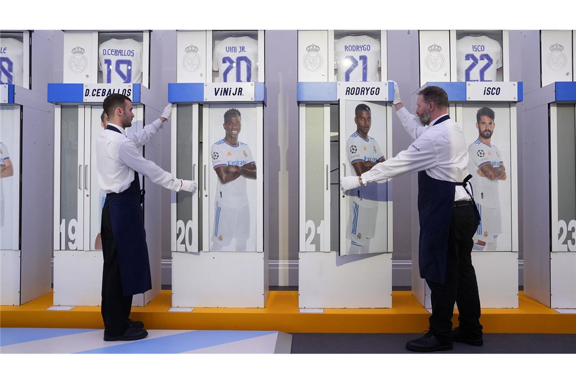 Bilder des Tages Spinde aus der Umkleidekabine der ersten Mannschaft von Real Madrid im Santiago-Bernabéu-Stadion werden bei Sotheby's in London online versteigert.