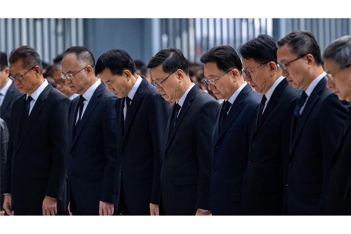 Spitzenbeamte der Regierung in Hongkong legten eine Schweigeminute für die Opfer ein.