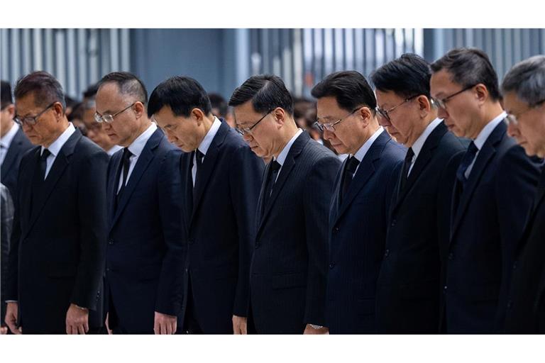 Spitzenbeamte der Regierung in Hongkong legten eine Schweigeminute für die Opfer ein.