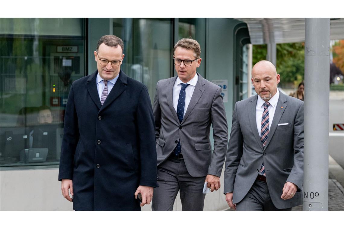 Koalitionstreffen beendet - Warten auf Ergebnisse Spitzentrio der Union: Jens Spahn (CDU), Carsten Linnemann (CDU) und Alexander Hoffmann (CSU) schlendern zum Koalitionsausschuss.