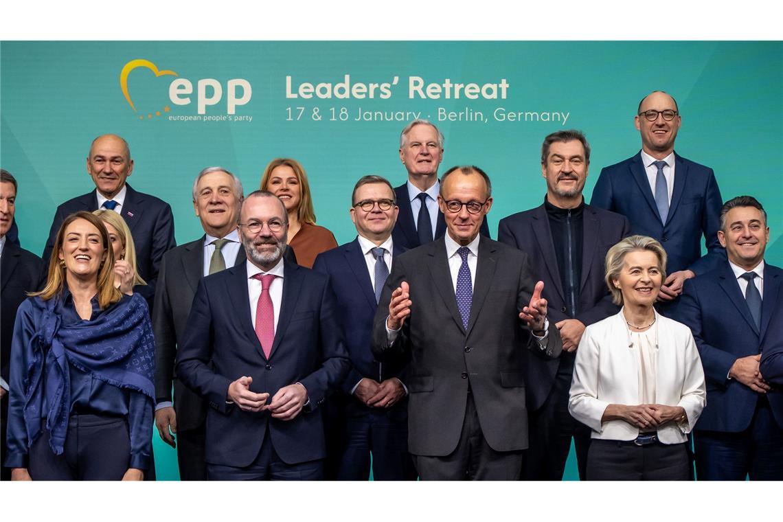 EVP: Wirtschaft mit umfassendem Bürokratieabbau ankurbeln Spitzenvertreter der Europäischen Volkspartei haben in Berlin über ihre Schwerpunkte für 2025 beraten. Im Mittelpunkt standen Wirtschaft, illegale Migration und Sicherheit. Und der neue US-Präsident.