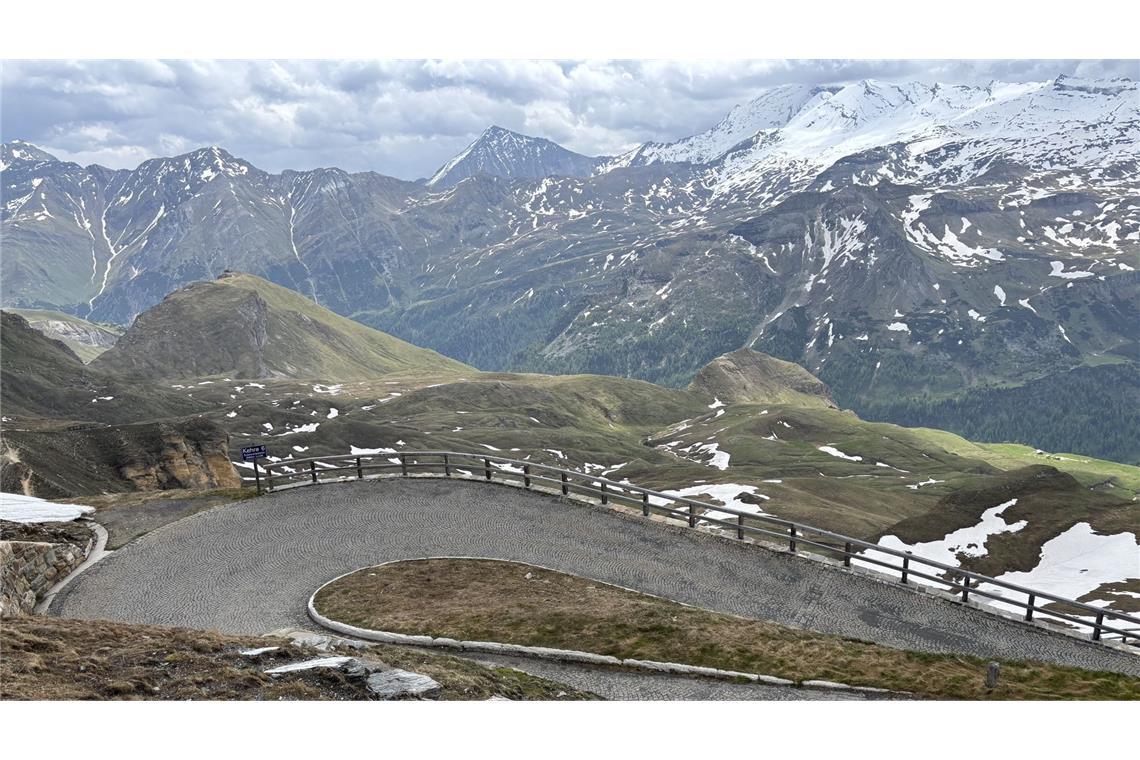 Sternfahrt zum Großglockner: Mercedes grüßt das Murmeltier Spitzkehre mit dem ursprünglichen Kopfsteinpflaster
