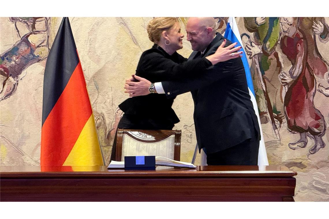 Spontane Umarmung: die Parlamentspräsidenten Deutschlands und Israels, Julia Klöckner (CDU) und Amir Ohana