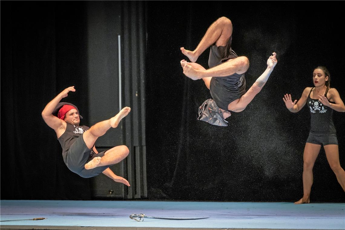 Turngau Rems-Murr: Eine komplette Palette voll mit Turnglanz Sportler von neun Vereinen zwischen Rems und Murr boten viel Akrobatik, Show und turnerische Elemente. Mit dabei waren auch vier Gruppen aus Backnang und Murrhardt. Darunter das Showteam der TSG 1846 als Piraten der Karibik. Foto: Alexander Becher